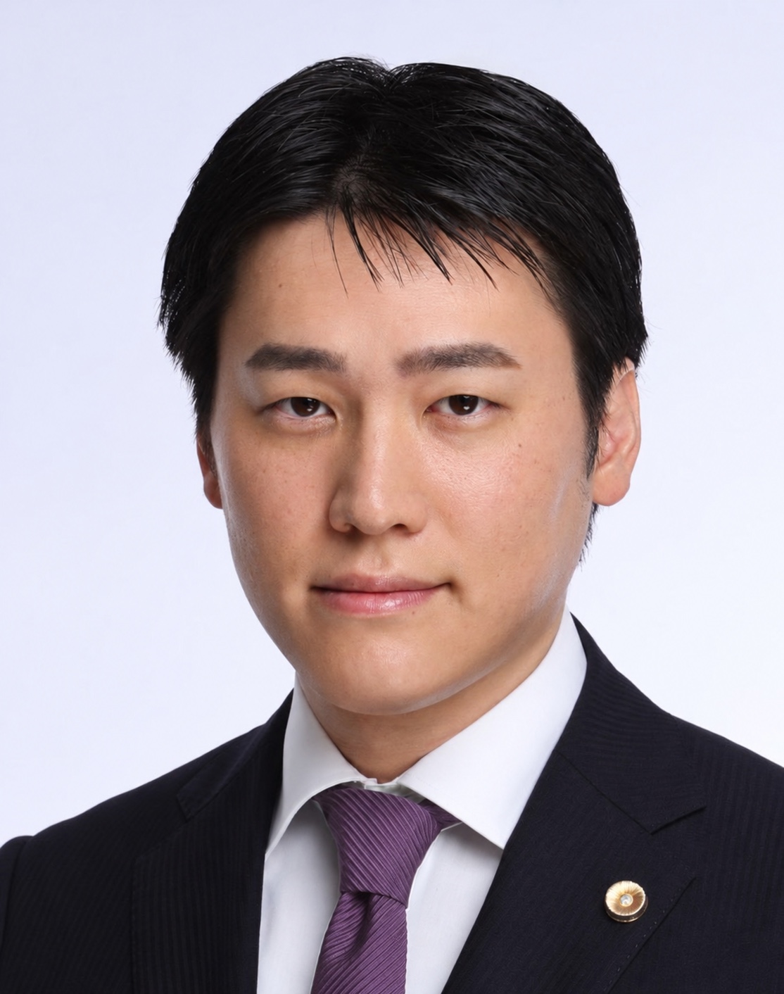 紫のネクタイを着けた浦川ゆうすけの正面写真