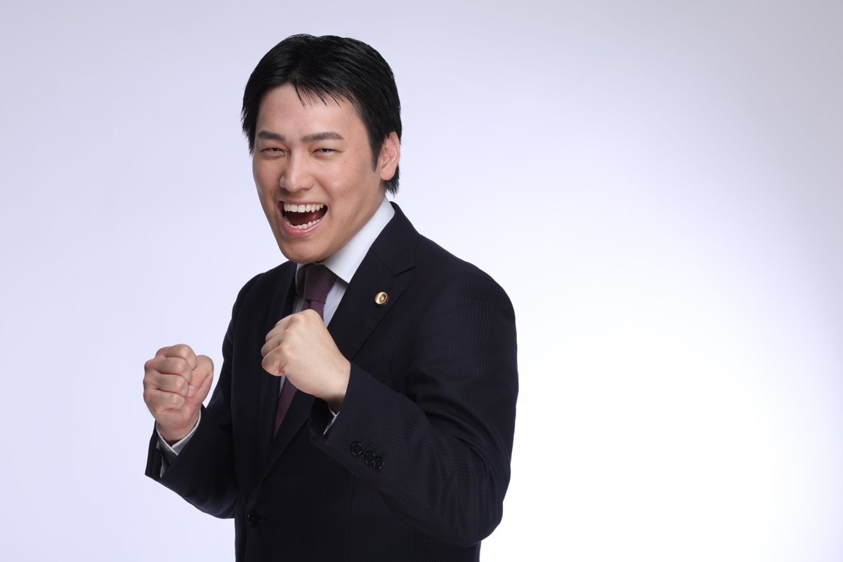 笑顔で両手を握り、前を向く浦川ゆうすけ